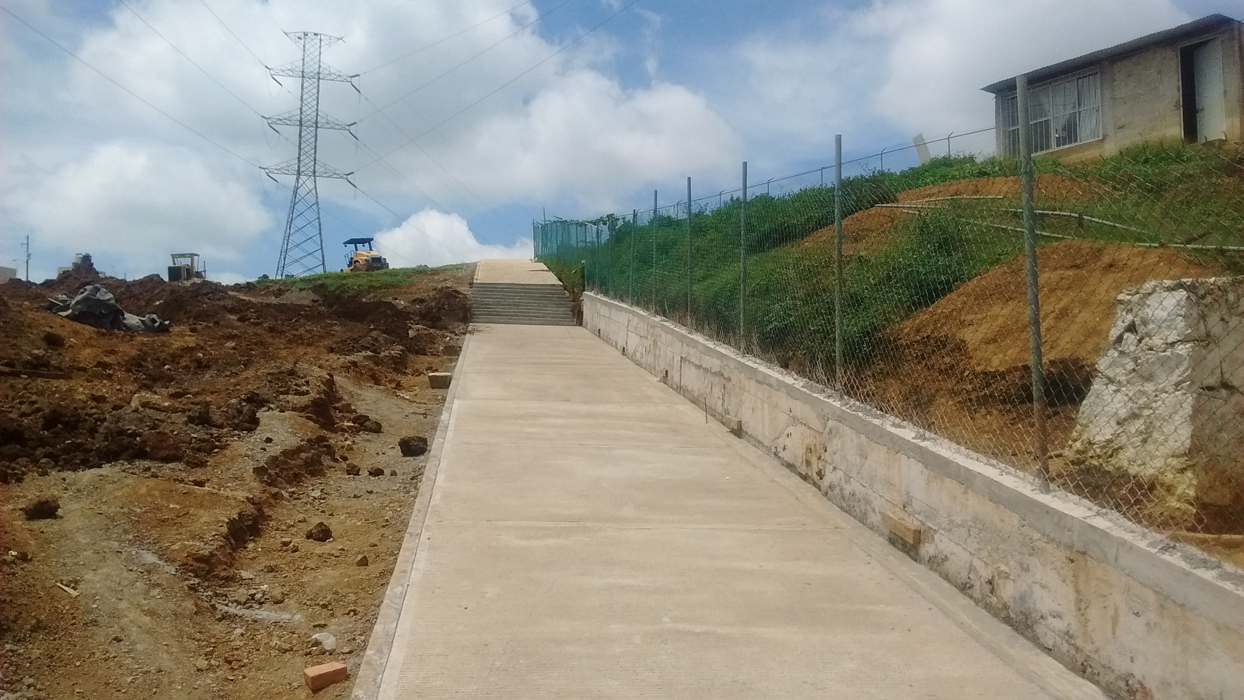 BANQUETA DE CONCRETO PREMEZCLADO F'C= 150 KG/CM2 AGREGADO MÁXIMO DE 3/4" DE DIAMETRO DE 8 CMS. DE ESPESOR, ACABADO CON RASTRILLO METÁLICO, INCLUYE VOLTEADOR, CIMBRA EN REGLAS, FRONTERAS Y DESCIMBRADO.